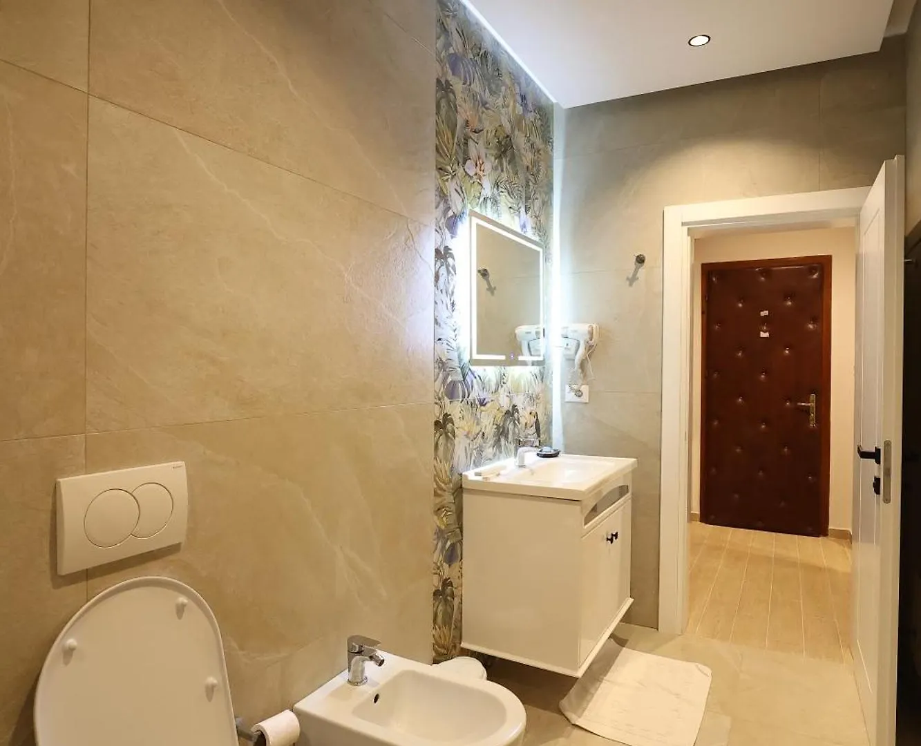Hotel Elvis Mjull-Bethore 3*,  Albanien